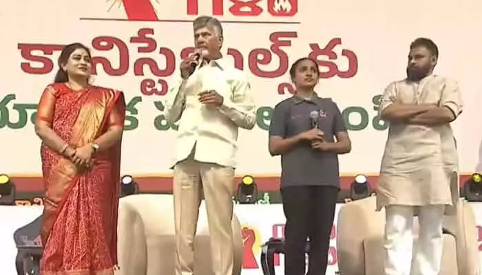 5,757 మంది కానిస్టేబుళ్లకు నియామక పత్రాలు అందజేసిన సీఎం చంద్రబాబు 5,757 మంది కానిస్టేబుళ్లకు నియామక పత్రాలు అందజేసిన సీఎం చంద్రబాబు