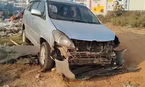 హైదరాబాద్‌లో కారు బీభత్సం.. ఒకరు మృతి, ఇద్ద‌రికి తీవ్ర‌గాయాలు