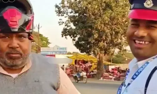 VIDEO: నా తల సైజు హెల్మెట్ దొరకట్లేదు సార్.. ట్రాఫిక్ పోలీస్‌తో బైకర్ ఆవేదన