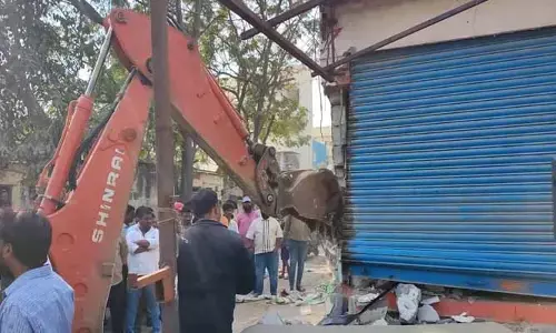 అల్వీన్ కాల‌నీలో జీహెచ్ఎంసీ కూల్చివేత‌లు