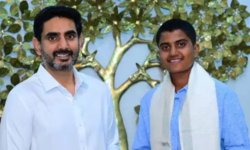 శ్రీచరణికి రూ. 2.5 కోట్ల చెక్ అందజేత