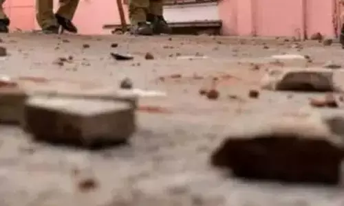 సీతాగొందిలో తీవ్ర ఉద్రిక్తత.. పోలీసులపై గ్రామస్తుల దాడి