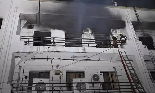 LIC భవనంలో అగ్నిప్రమాదం.. మహిళా అధికారిణి మృతి