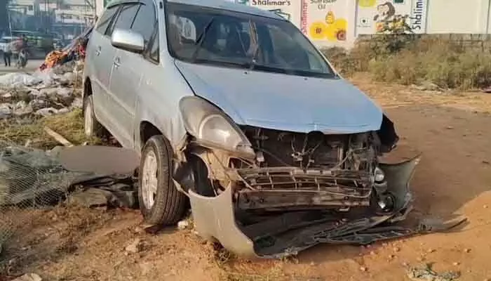 హైదరాబాద్లో కారు బీభత్సం.. ఒకరు మృతి, ఇద్దరికి తీవ్రగాయాలు హైదరాబాద్లో కారు బీభత్సం.. ఒకరు మృతి, ఇద్దరికి తీవ్రగాయాలు