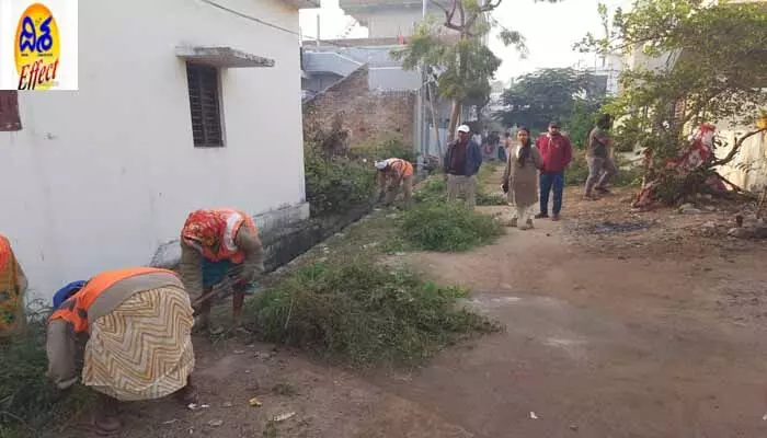 దిశ కథనానికి స్పందన.. పారిశుద్ధ్య పనులను పరిశీలించిన మున్సిపల్ కమిషనర్ శ్రావణి దిశ కథనానికి స్పందన.. పారిశుద్ధ్య పనులను పరిశీలించిన మున్సిపల్ కమిషనర్ శ్రావణి