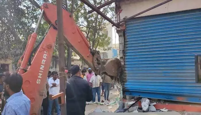అల్వీన్ కాలనీలో జీహెచ్ఎంసీ కూల్చివేతలు అల్వీన్ కాలనీలో జీహెచ్ఎంసీ కూల్చివేతలు