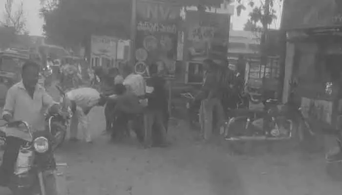 భద్రాద్రిలో దారుణం.. నడిరోడ్డుపై కత్తులతో పొడిచి హత్య చేసిన యువకులు భద్రాద్రిలో దారుణం.. నడిరోడ్డుపై కత్తులతో పొడిచి హత్య చేసిన యువకులు
