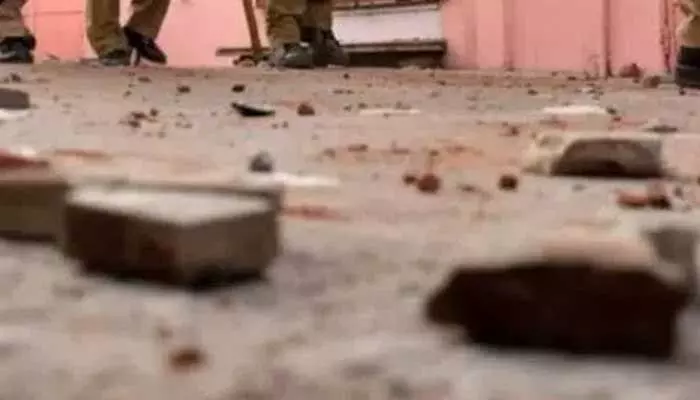 సీతాగొందిలో తీవ్ర ఉద్రిక్తత.. పోలీసులపై గ్రామస్తుల దాడి సీతాగొందిలో తీవ్ర ఉద్రిక్తత.. పోలీసులపై గ్రామస్తుల దాడి
