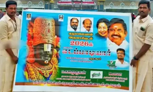 తిరుమలలో తమిళనాడు భక్తుల అత్యుత్సాహం.. ఆలయం వద్ద పొలిటికల్ ప్లెక్సీలు