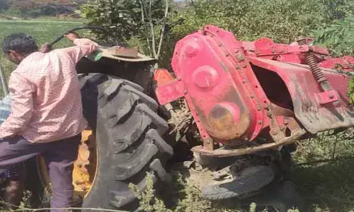 రోడ్డు ప్ర‌మాదంలో ఇద్ద‌రికీ గాయాలు