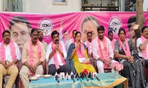 ఆ ఎమ్మెల్యే బీఆర్ఎస్ లో ఉంటే పార్టీ కండువాతో తెలంగాణ భ‌వ‌న్ కి రావాలి