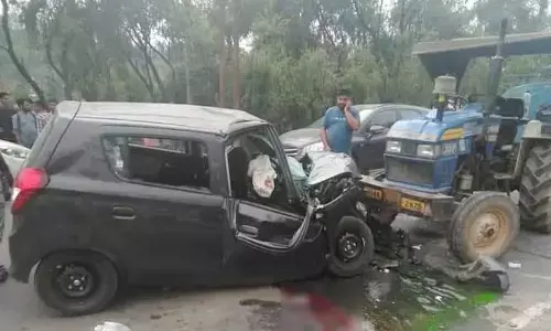 ట్రాక్ట‌ర్-కారు ఢీ.. ప‌లువురు కి గాయాలు