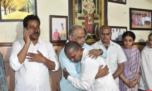 స్వర్గీయ నందమూరి తారకరామారావు వీరాభిమాని పాడె మోసిన నందమూరి కుటుంబ సభ్యులు