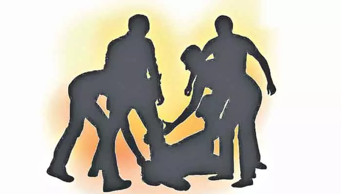 రౌడీషీటర్ సోహెల్పై కత్తులతో దాడి.. పరిస్థితి అత్యంత విషమం రౌడీషీటర్ సోహెల్పై కత్తులతో దాడి.. పరిస్థితి అత్యంత విషమం