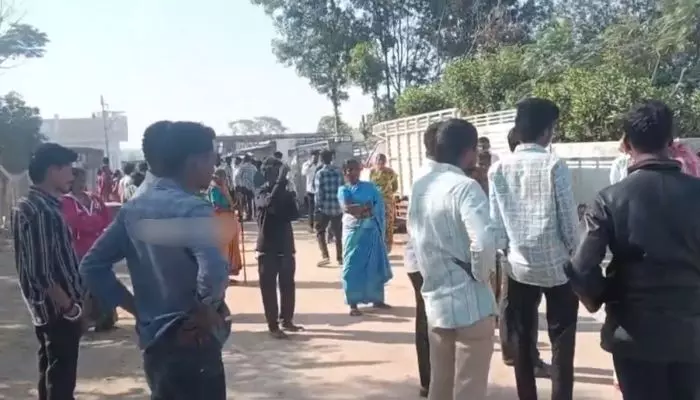 డబ్బులు తీసుకుని ఓటేయలేదని గ్రామస్తులపై బీఆర్ఎస్ కార్యకర్తల దాడి డబ్బులు తీసుకుని ఓటేయలేదని గ్రామస్తులపై బీఆర్ఎస్ కార్యకర్తల దాడి