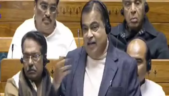 Nitin Gadkari: రోడ్డు ప్రమాద బాధితులకు సహాయం చేస్తే రూ. 25 వేల నగదు ప్రోత్సాహం: గడ్కరీ Nitin Gadkari: రోడ్డు ప్రమాద బాధితులకు సహాయం చేస్తే రూ. 25 వేల నగదు ప్రోత్సాహం: గడ్కరీ
