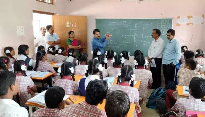 పాఠశాలల్లో పంతుళ్లతో పర్యవేక్షణలా...? పాఠశాలల్లో పంతుళ్లతో పర్యవేక్షణలా...?