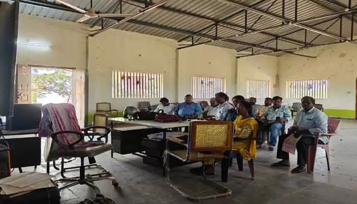 యూరియాను యాప్లో బుక్ చేసుకోవాలి : ఏఓ నరేందర్ యూరియాను యాప్లో బుక్ చేసుకోవాలి : ఏఓ నరేందర్