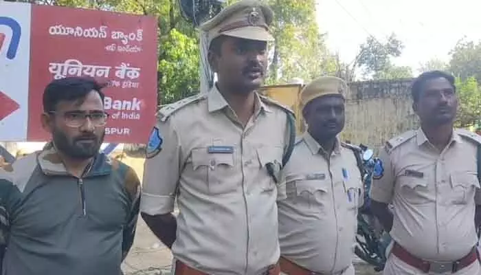 పులి సంచరిస్తుందని ఏఐలో క్రియేట్ చేసిన వ్యక్తి అరెస్ట్ పులి సంచరిస్తుందని ఏఐలో క్రియేట్ చేసిన వ్యక్తి అరెస్ట్