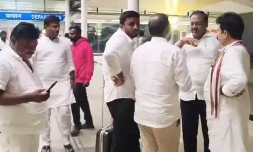AP | నిలిచిపోయిన ఎయిరిండియా ఎక్స్ ప్రెస్..