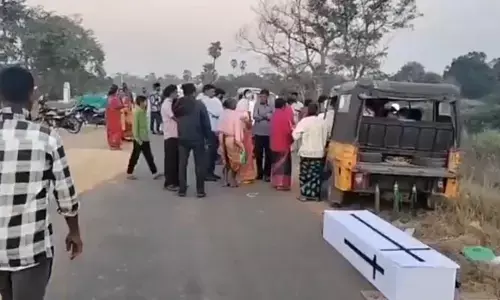 భద్రాద్రి కొత్తగూడెంలో అమానవీయ ఘటన.. గర్భిణీ మృతదేహాన్ని గ్రామంలోకి రాకుండా అడ్డుకున్న వ్యక్తి