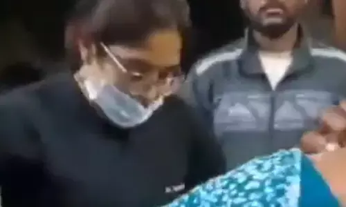 నిమ్స్ ఆసుపత్రిలో వైద్యం కోసం డాక్టర్ కాళ్ళు మొక్కిన రోగి బంధువులు.. వీడియో వైరల్
