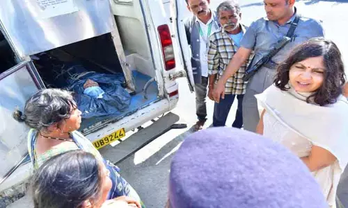 అత్యాచార సంఘటనలో మృతి చెందిన యువతి కుటుంబ సభ్యులను పరమార్శించిన కలెక్టర్