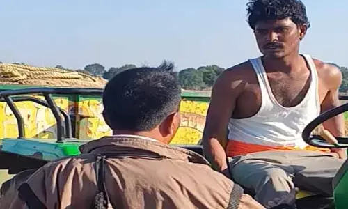 అక్రమంగా ఇసుక తరలిస్తున్న రెండు ట్రాక్టర్ల పట్టివేత