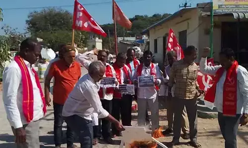 ఆర్మూర్ లో  ప్ర‌ధాని న‌రేంద్ర మోడీ దిష్టి బొమ్మ ద‌గ్ధం