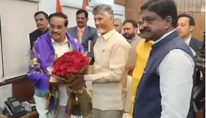 కేంద్రమంత్రితో భేటీ అయిన సీఎం చంద్రబాబు కేంద్రమంత్రితో భేటీ అయిన సీఎం చంద్రబాబు