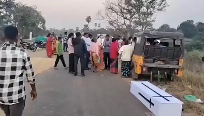 భద్రాద్రి కొత్తగూడెంలో అమానవీయ ఘటన.. గర్భిణీ మృతదేహాన్ని గ్రామంలోకి రాకుండా అడ్డుకున్న వ్యక్తి భద్రాద్రి కొత్తగూడెంలో అమానవీయ ఘటన.. గర్భిణీ మృతదేహాన్ని గ్రామంలోకి రాకుండా అడ్డుకున్న వ్యక్తి