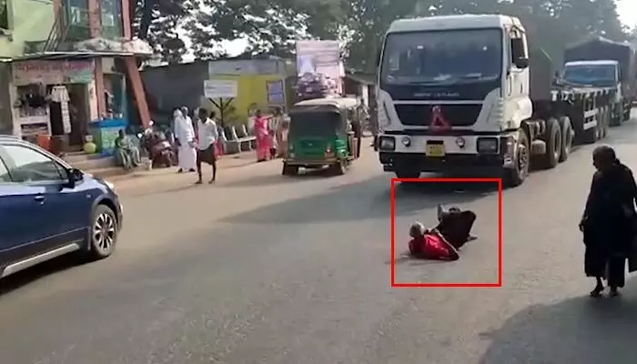 ఏం గుండెరా వాడిది..! ఏకంగా నడి రోడ్డుపైనే.. మద్యం మత్తులో బీభత్సం ఏం గుండెరా వాడిది..! ఏకంగా నడి రోడ్డుపైనే.. మద్యం మత్తులో బీభత్సం