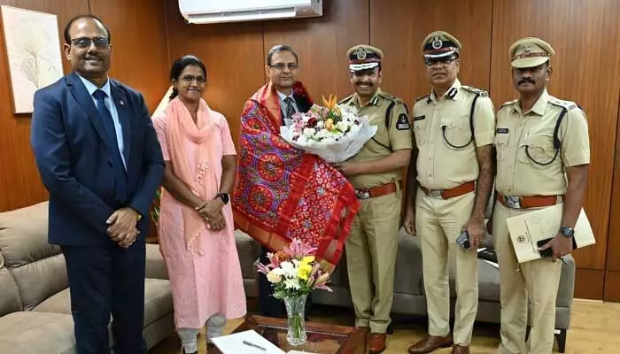 ఆర్బీఐ గవర్నర్ సంజయ్ మల్హోత్రాతో సీపీ సజ్జనార్ భేటీ ఆర్బీఐ గవర్నర్ సంజయ్ మల్హోత్రాతో సీపీ సజ్జనార్ భేటీ
