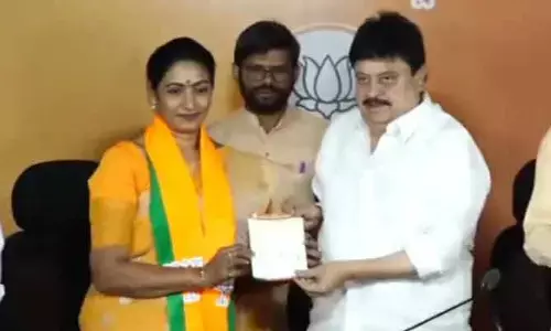 BJP: తెలంగాణ బీజేపీలో మరోసారి సినీ గ్లామర్ డోస్..  కాషాయ గూటికి స్టార్ హీరోయిన్
