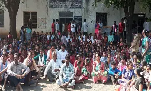 రోడ్డు ఎక్కిన కేజీబీవీ విద్యార్థులు