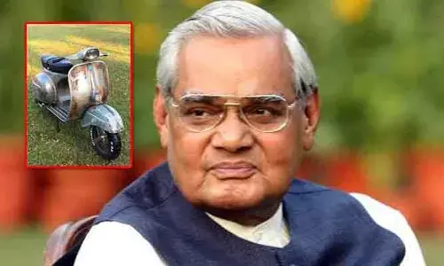 డొక్కు స్కూటర్‌పై దేశమంతా తిరిగి...!