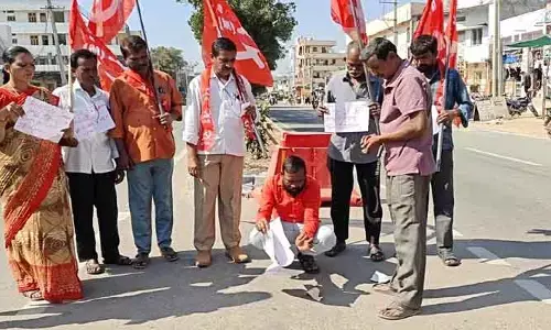 ఉపాధి హామీ చట్టాన్ని రద్దు చేసేందుకు బీజేపీ కుట్ర