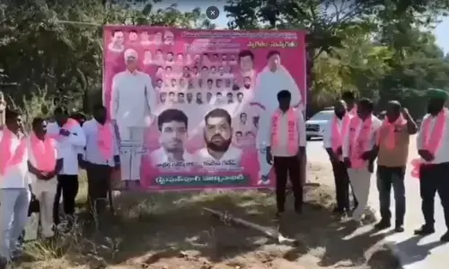 స్టేషన్ ఘనపూర్ లో ఫ్లెక్సీలతో కడియం శ్రీహరికి వినూత్న నిరసన