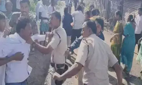 గ్రామస్తులకు- పోలీసులకు మధ్య ఘర్షణ