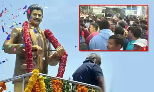సూపర్ స్టార్ కృష్ణ విగ్రహం తొలగింపునకు యత్నం.. భీమవరంలో ఉద్రిక్తత