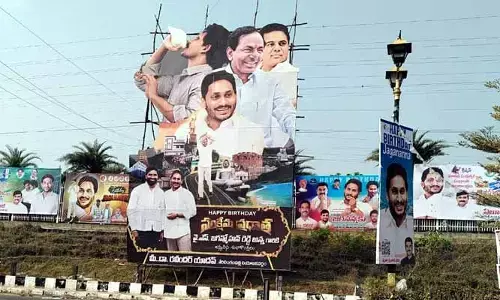 జగన్‌ పుట్టినరోజు వేడుకలు.. ఏపీలో కేసీఆర్‌, కేటీఆర్‌ ఫొటోలతో భారీ ఫ్లెక్సీ