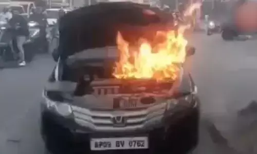 హైదరాబాద్ నడిరోడ్డుపై కారులో మంటలు.. తృటిలో తప్పిన పెను ప్రమాదం