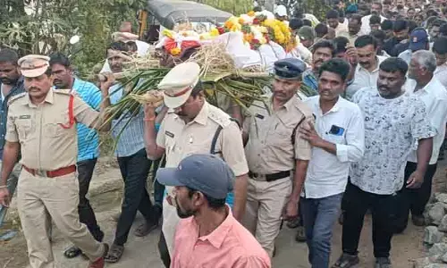 అశ్రు నయనాలతో కానిస్టేబుల్ అంత్ర క్రియలు