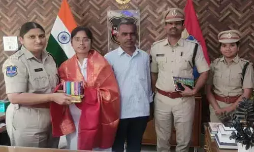 హోం గార్డ్ కుమార్తె డాక్టర్ ఎదగడం అభినందనీయం