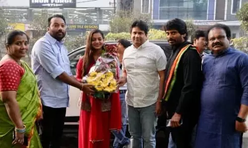 బేల్ ట్రీ హోటల్స్ కిచెన్ సెక్షన్ ప్రారంభించిన కుంభమేళా ఫేమ్ మోనాలిసా!