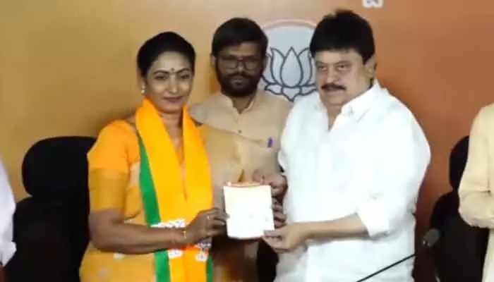 BJP: తెలంగాణ బీజేపీలో మరోసారి సినీ గ్లామర్ డోస్.. కాషాయ గూటికి స్టార్ హీరోయిన్ BJP: తెలంగాణ బీజేపీలో మరోసారి సినీ గ్లామర్ డోస్.. కాషాయ గూటికి స్టార్ హీరోయిన్