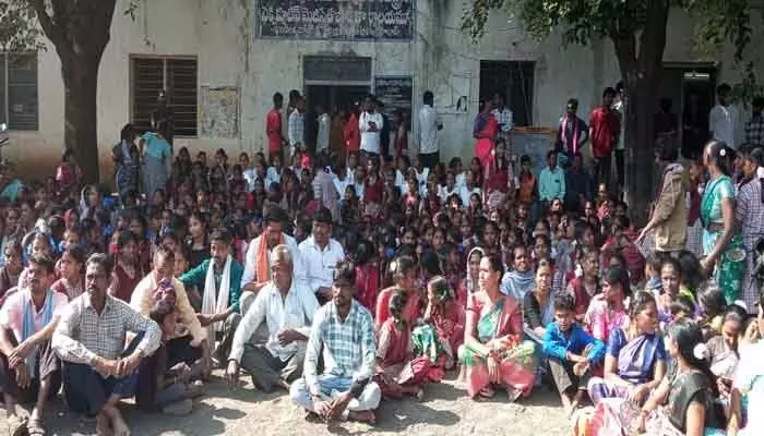 రోడ్డు ఎక్కిన కేజీబీవీ విద్యార్థులు రోడ్డు ఎక్కిన కేజీబీవీ విద్యార్థులు