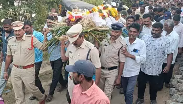 అశ్రు నయనాలతో కానిస్టేబుల్ అంత్ర క్రియలు అశ్రు నయనాలతో కానిస్టేబుల్ అంత్ర క్రియలు