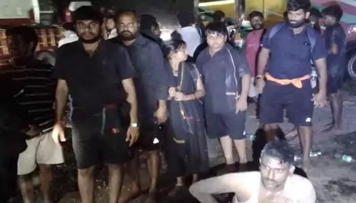శబరిమల నుంచి హైదరాబాద్ వస్తుండగా ప్రమాదం.. లోయలోకి దూసుకెళ్లిన బస్సు శబరిమల నుంచి హైదరాబాద్ వస్తుండగా ప్రమాదం.. లోయలోకి దూసుకెళ్లిన బస్సు