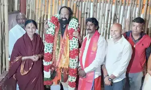 ఏపీలో తెలంగాణ మంత్రి.... మహాలక్ష్మి, ప్రత్యంగిరా అమ్మవార్లకు ప్రత్యేక పూజలు